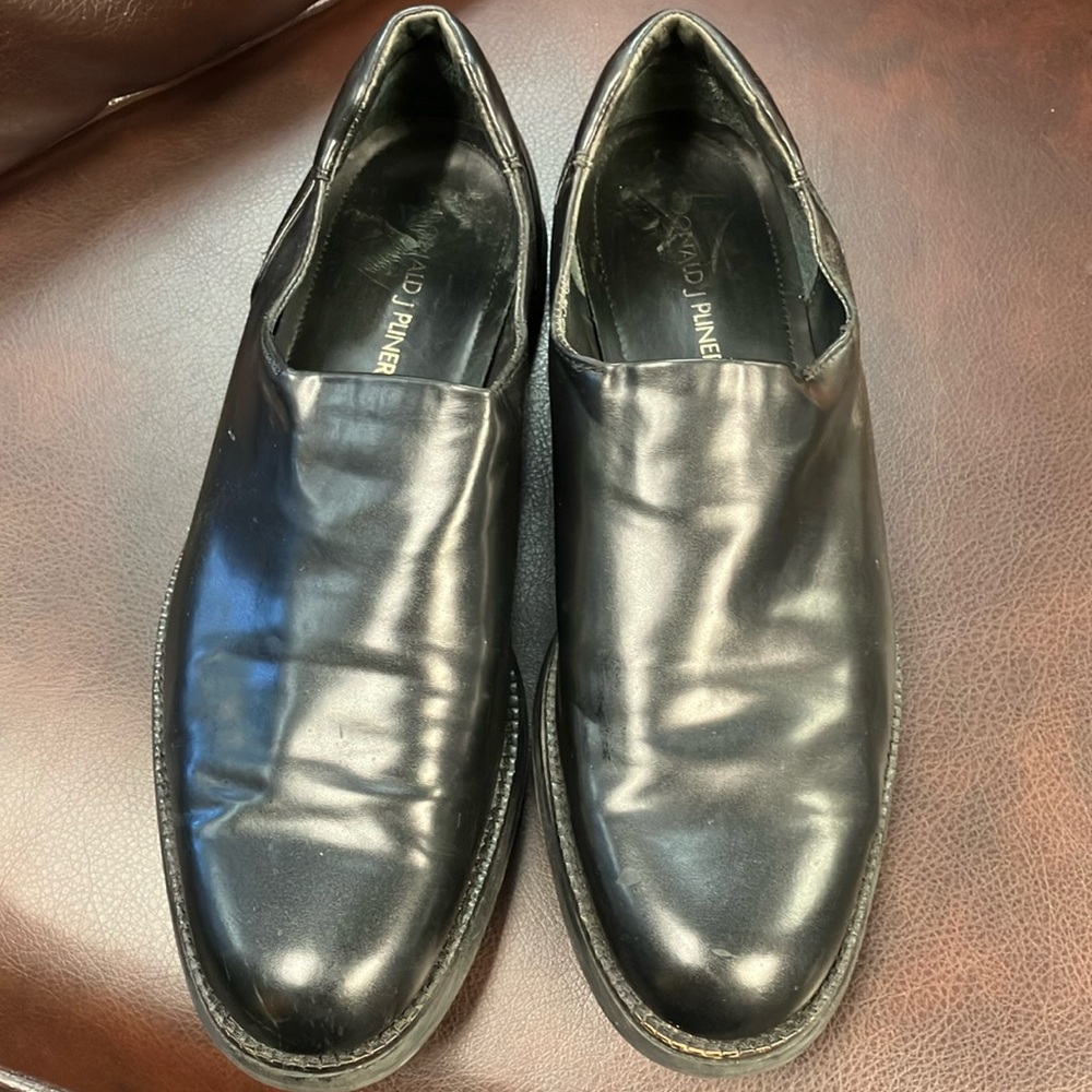 Donald J Pliner black slip on shoes